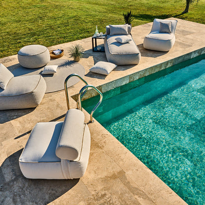 Maliha Nackenrolle auf Lounge Bett in Pebble und Cream