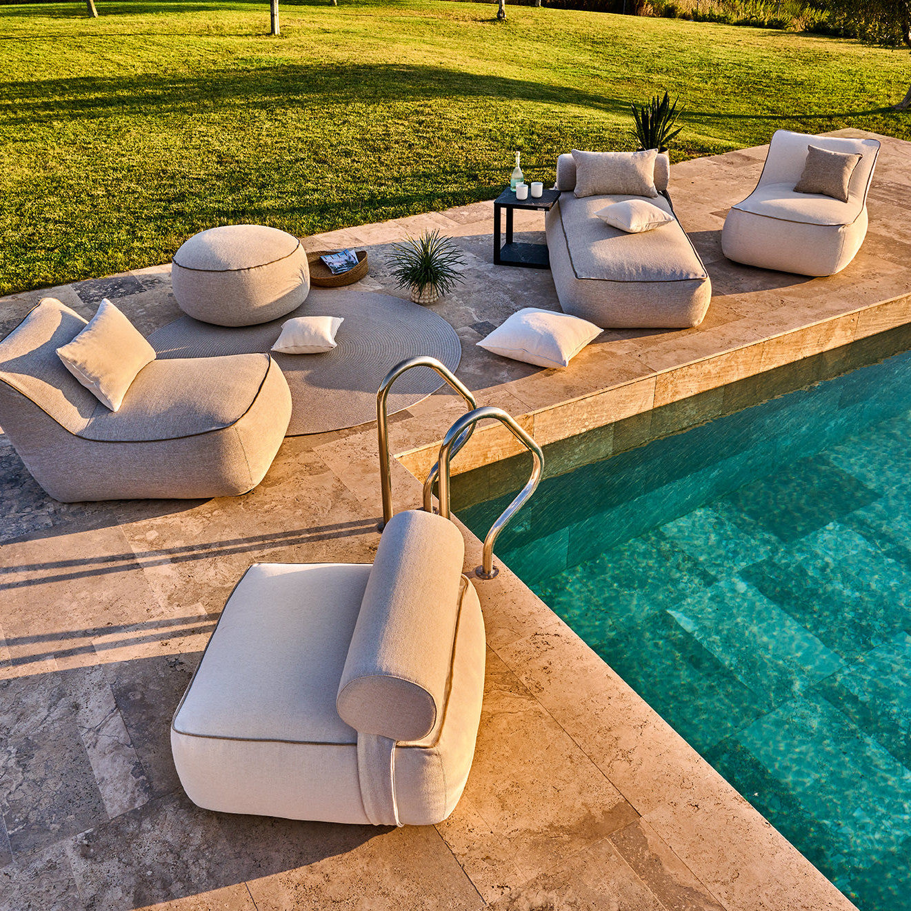 Maliha Nackenrolle auf Lounge Bett – Detail der Lounge Gruppe