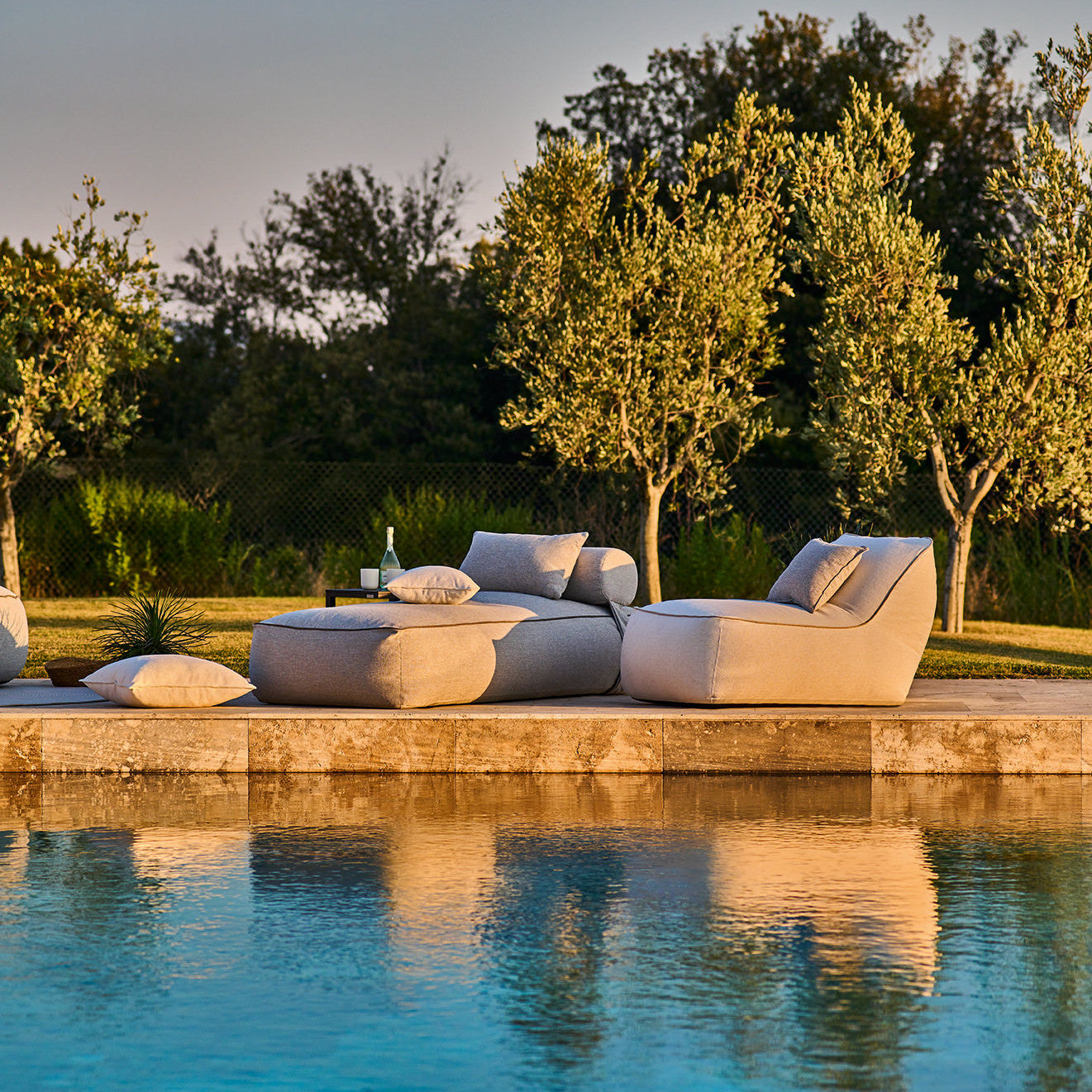 Maliha Lounge Kissen auf Lounge Bett Pebble und Sessel Cream