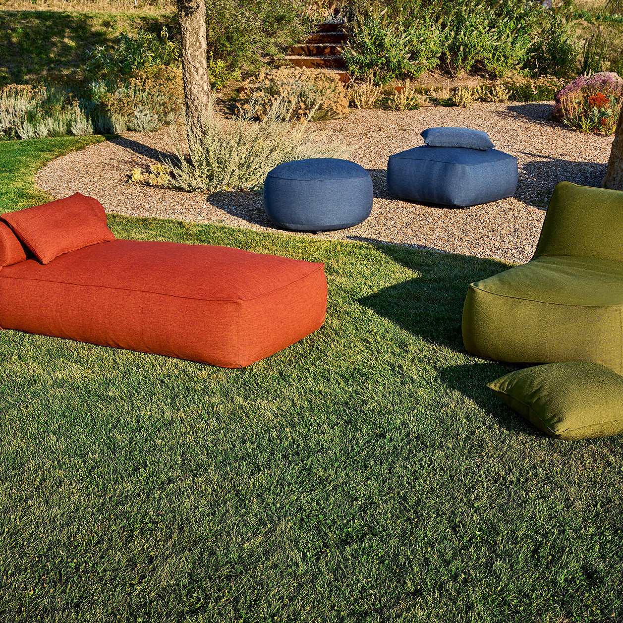 Maliha Lounge Bett Terra mit Nackenrolle, Sessel Lime und Hocker Ocean