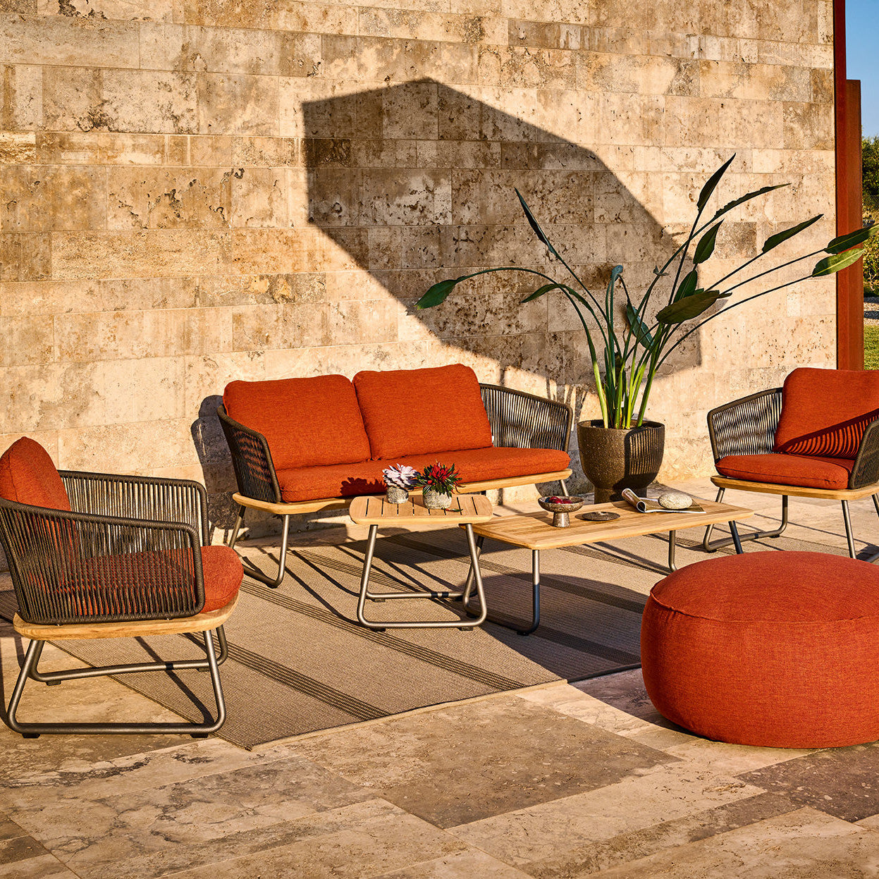 Maliha Lounge Hocker rund in Terra mit Schattenspiel