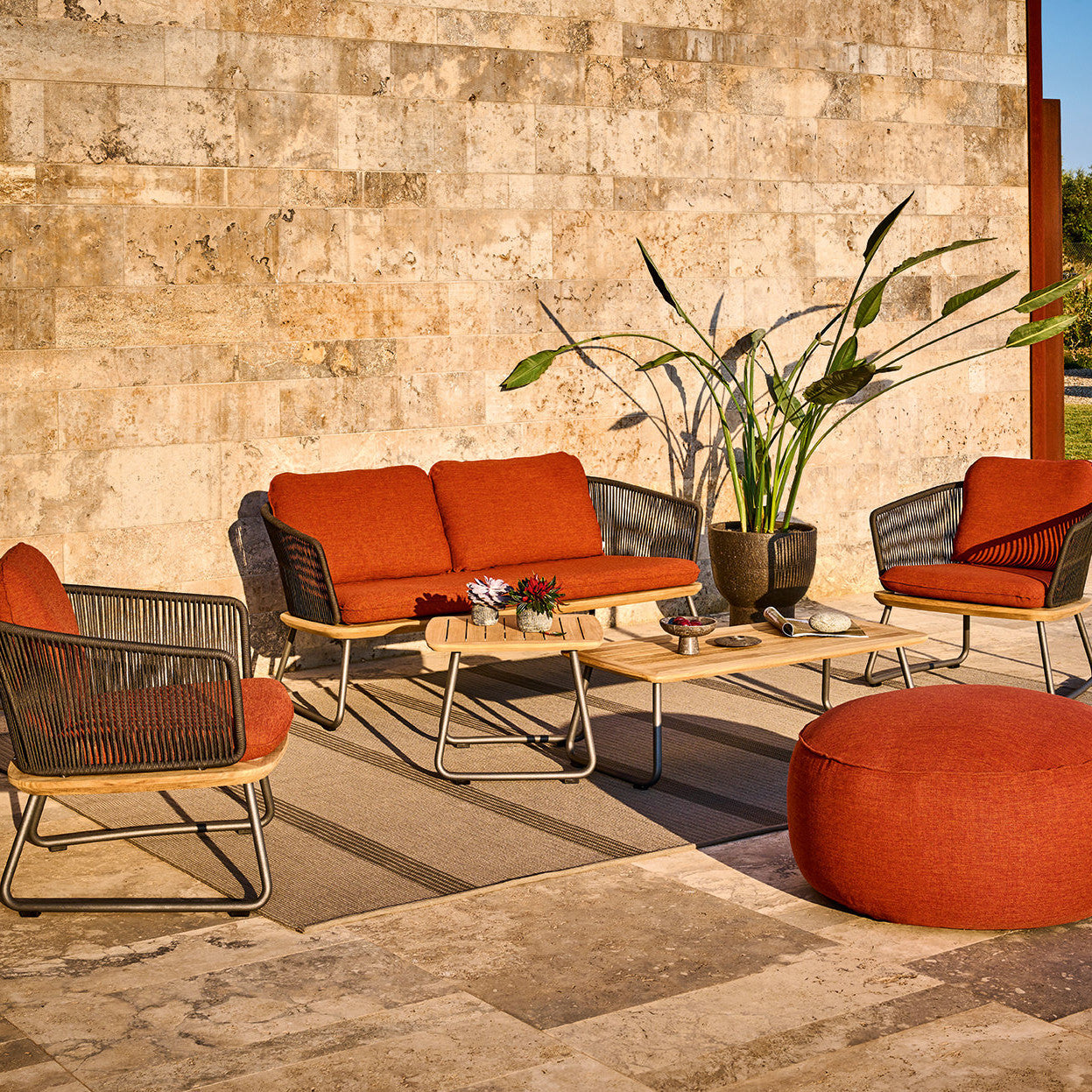 Maliha Lounge Hocker rund in Terra auf Teppich in Taupe