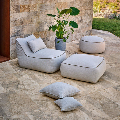 Maliha Lounge Sessel mit Kissen und Hocker in Pebble – Detailansicht