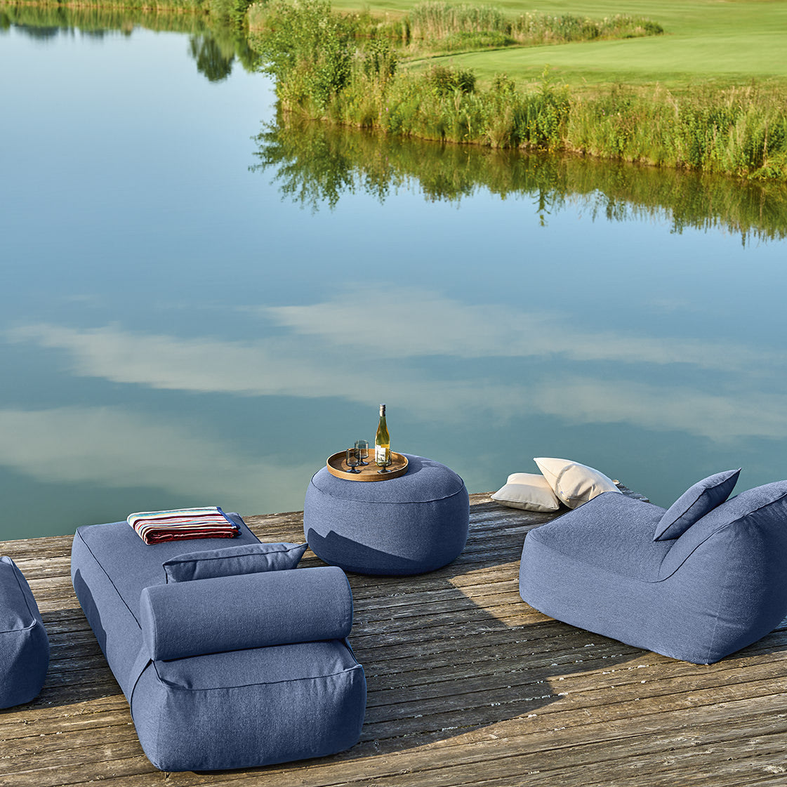 Maliha Lounge Bett und Hocker in Ocean
