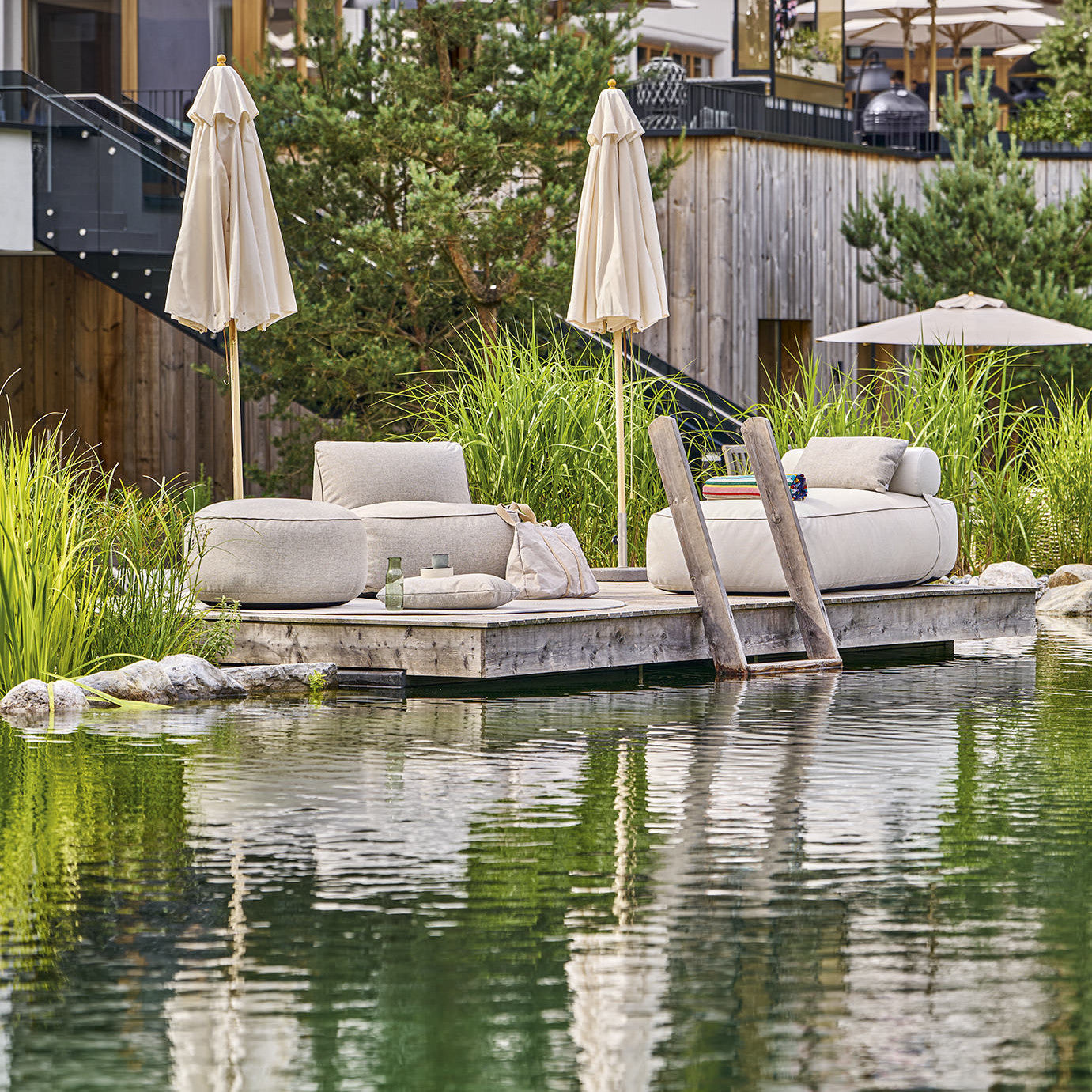 Maliha Lounge in Pebble und Cream unter Klassiker Sonnenschirm am Pool