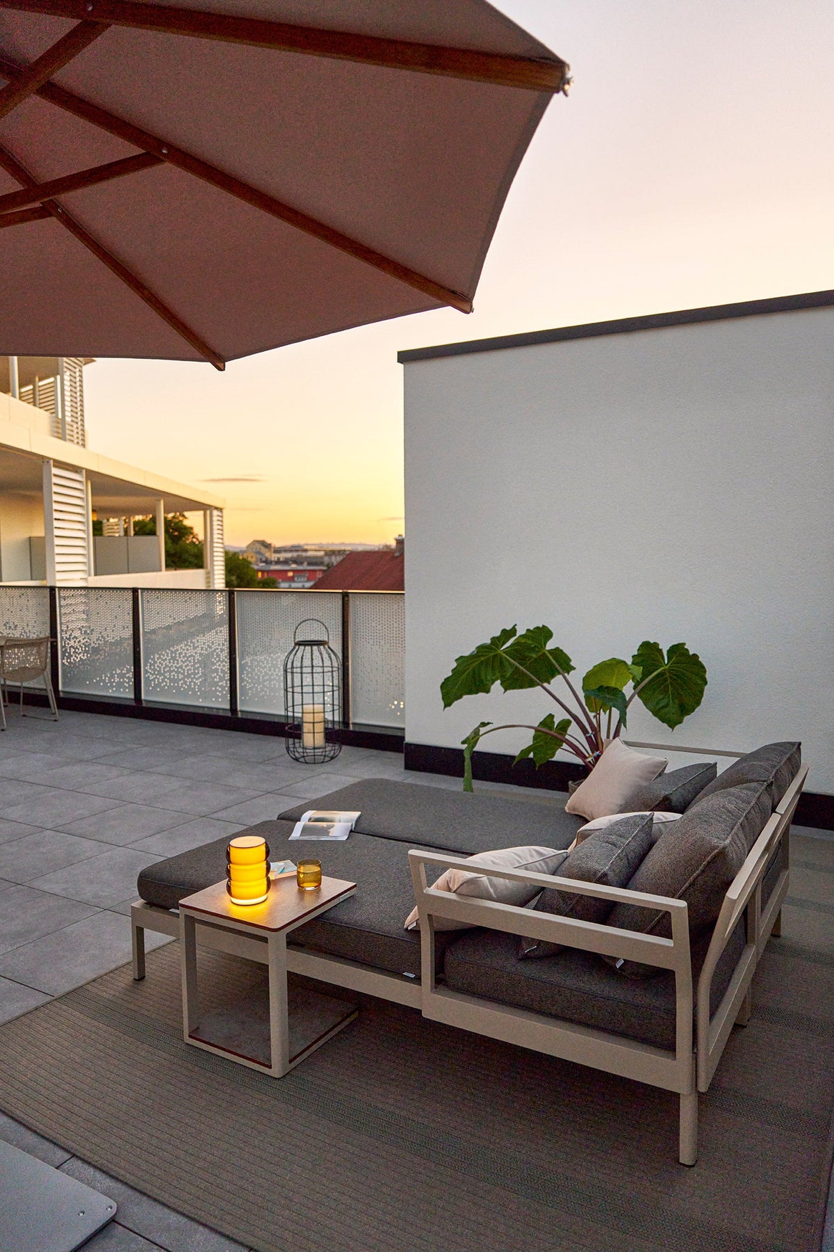 Weishäupl Minu Daybed Perlbeige mit Sonnenschirm und Beistelltisch