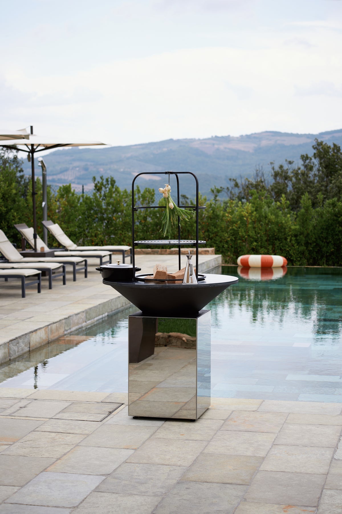 OFYR Signature Plancha – Spiegel-Edelstahl am Pool