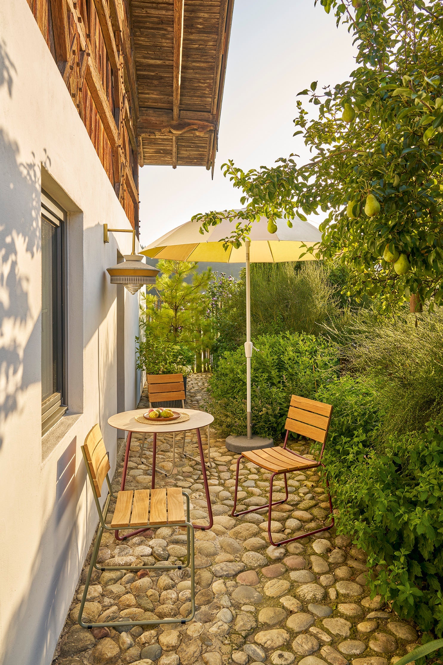 Weishäupl Pagodenschirm 240 in Pastelltönen mit Balcony Stühlen und Tisch auf der Terrasse