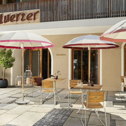 Weishäupl Pagodenschirm 240 in Weiß mit Streifen über Trio Bistrotisch und Balcony Stühlen