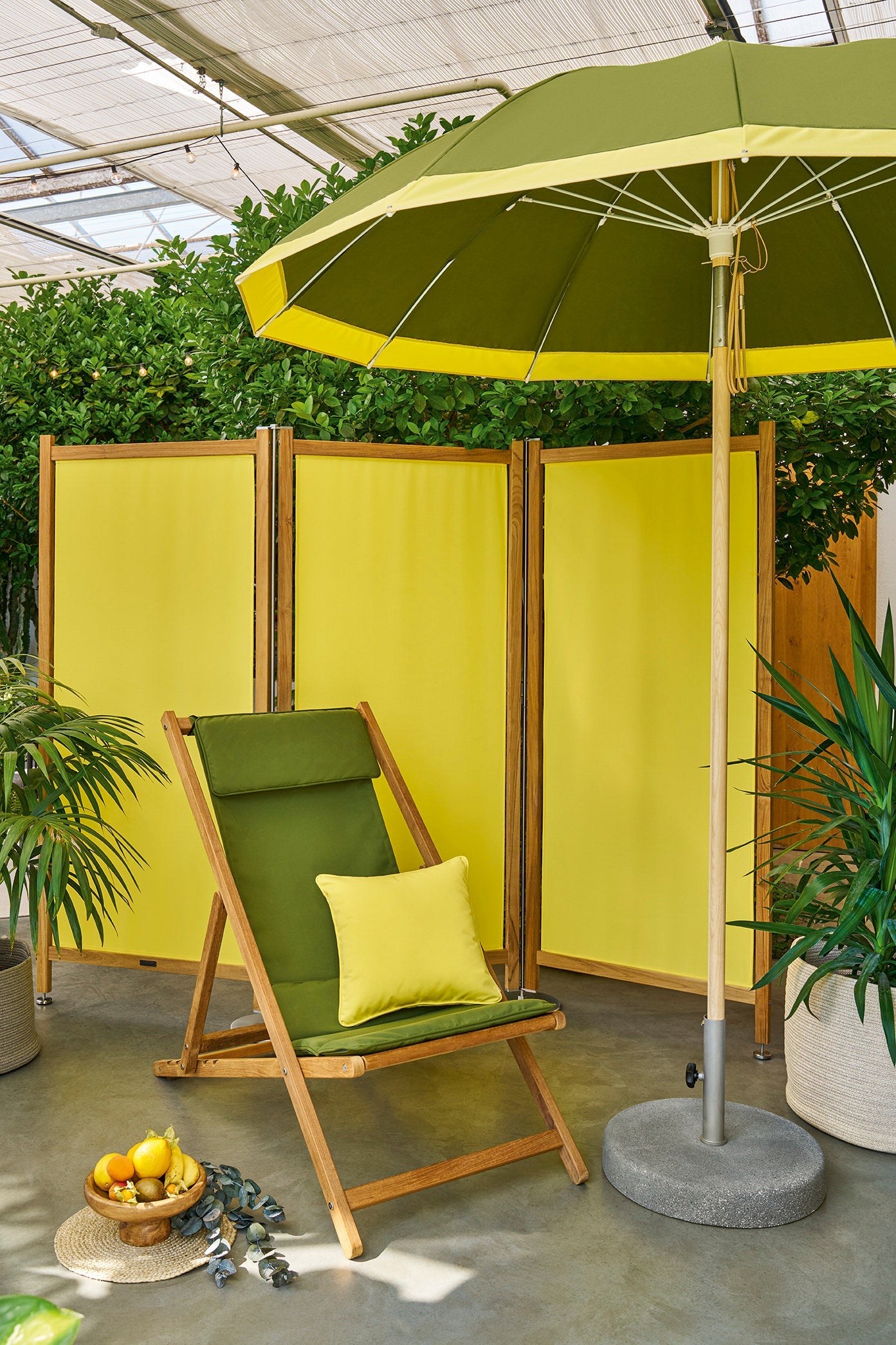 Weishäupl Pagodenschirm gestreift in Olive-Limone über Cabin Liegestuhl im Garten