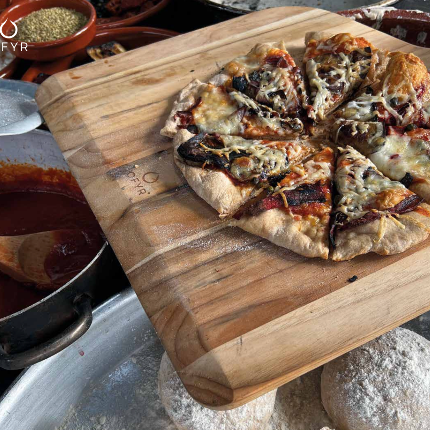 OFYR Pizza Board – stilvolles Teakholzbrett zum Servieren frischer Pizza