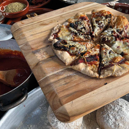 OFYR Pizza Board – stilvolles Teakholzbrett zum Servieren frischer Pizza