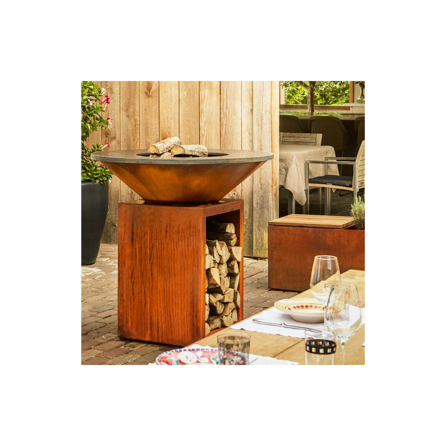 OFYR Classic Storage 100 – kraftvolles Design mit integriertem Stauraum in Corten oder Schwarz