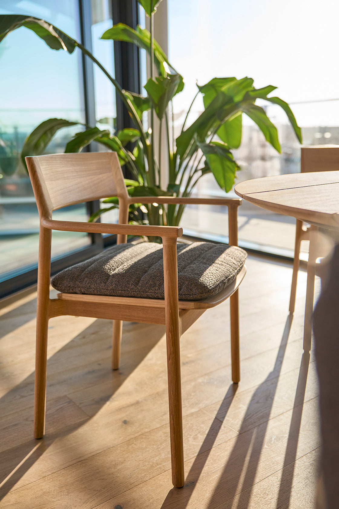 Weishäupl Teva Sessel mit Sitzpolster auf der Terrasse – Bespannung im Detail