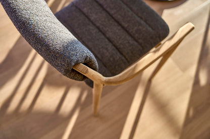 Weishäupl Teva Sessel – Detailansicht von Kissen und Bespannung im Gartenambiente