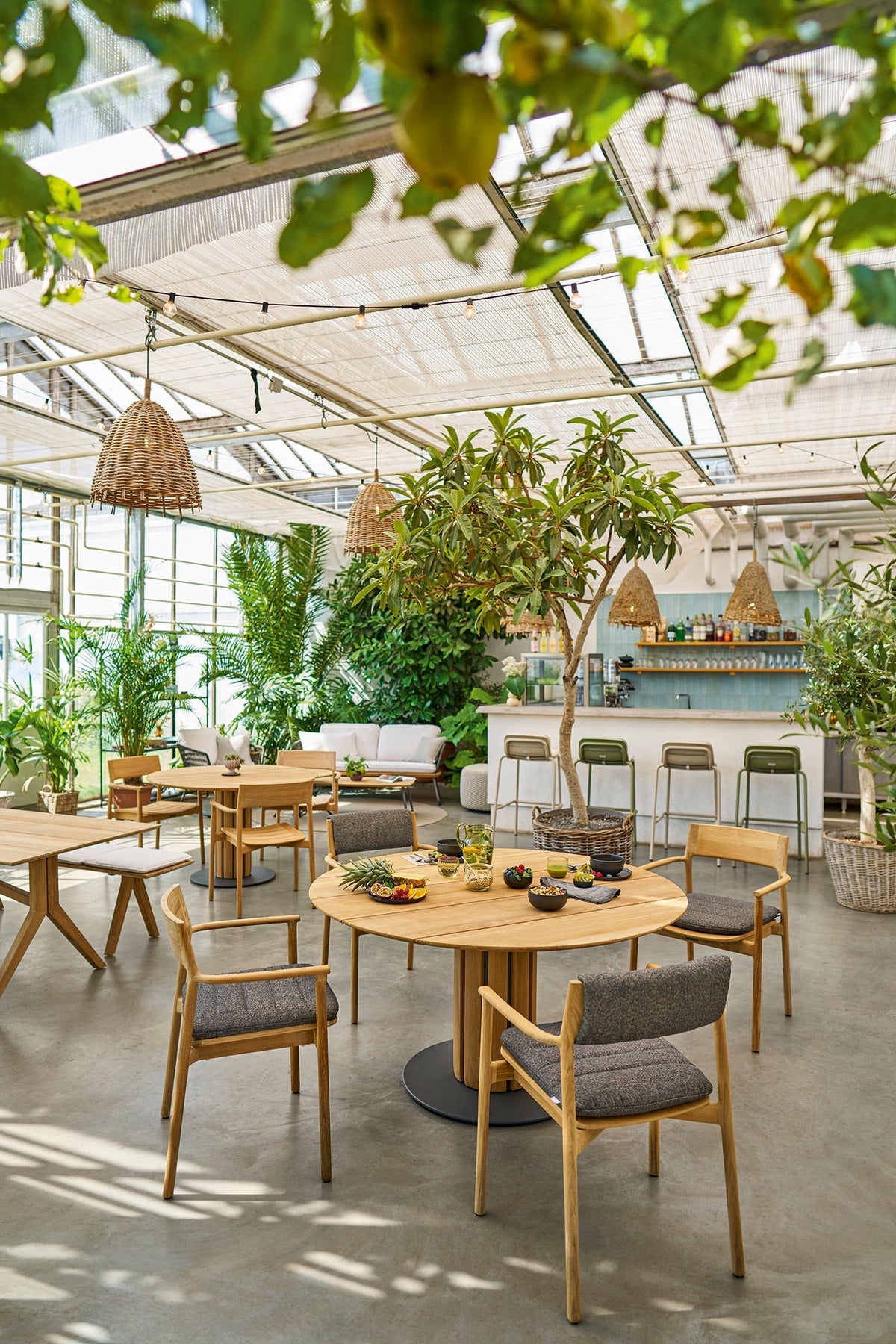 Teva Sitzgruppe mit Tisch und Sesseln im Garten – die Möbel zur Schutzhaube Teva