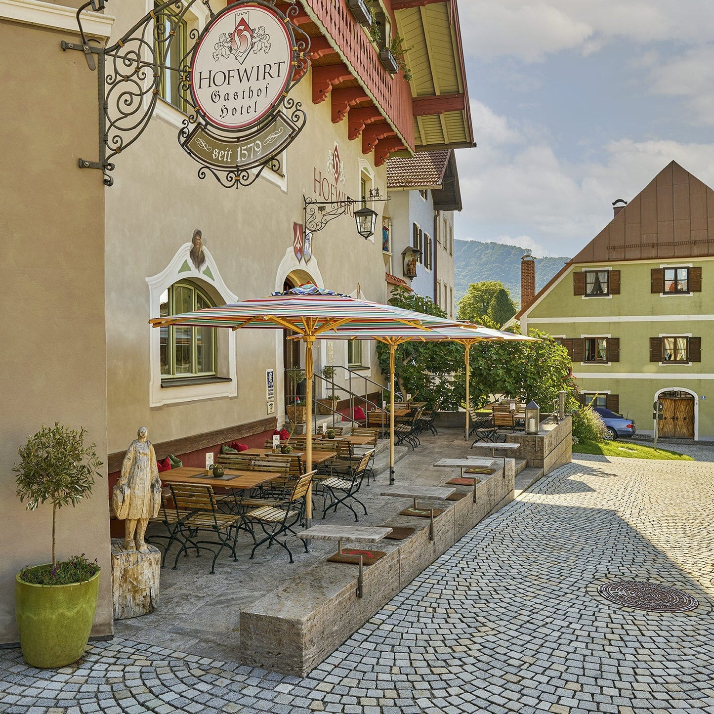 Weishäupl Sonnenschirme in Bodenhülsen – Gastronomie im Hof