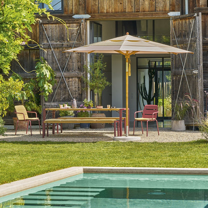 Weishäupl Sonnenschirm mit Beton-Bodenplatte im Garten – Stimmungsbild