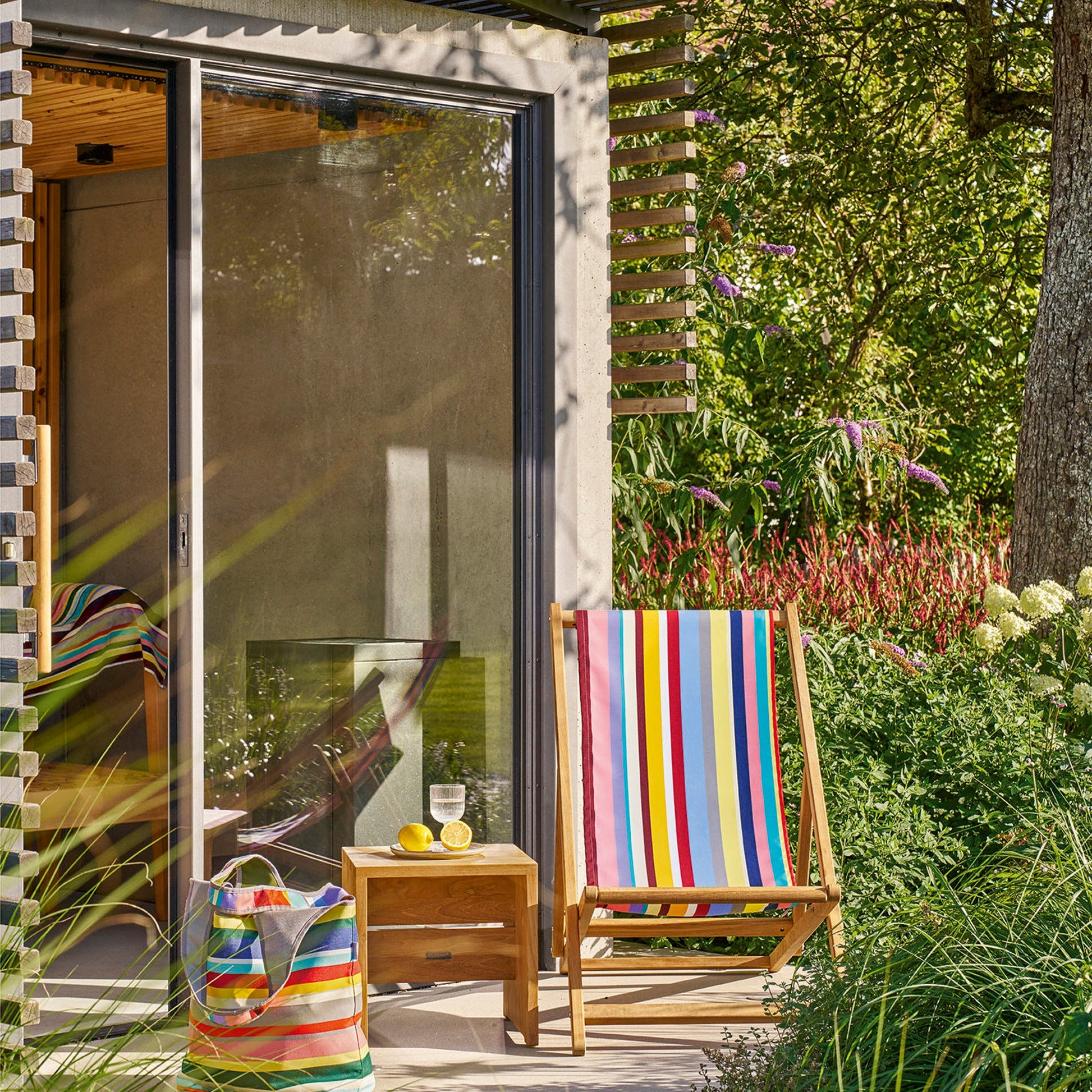 Weishäupl Cabin Beistelltisch im Garten mit Liegestuhl