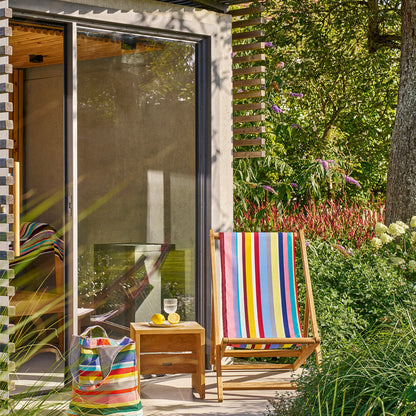 Weishäupl Cabin Beistelltisch im Garten mit Liegestuhl