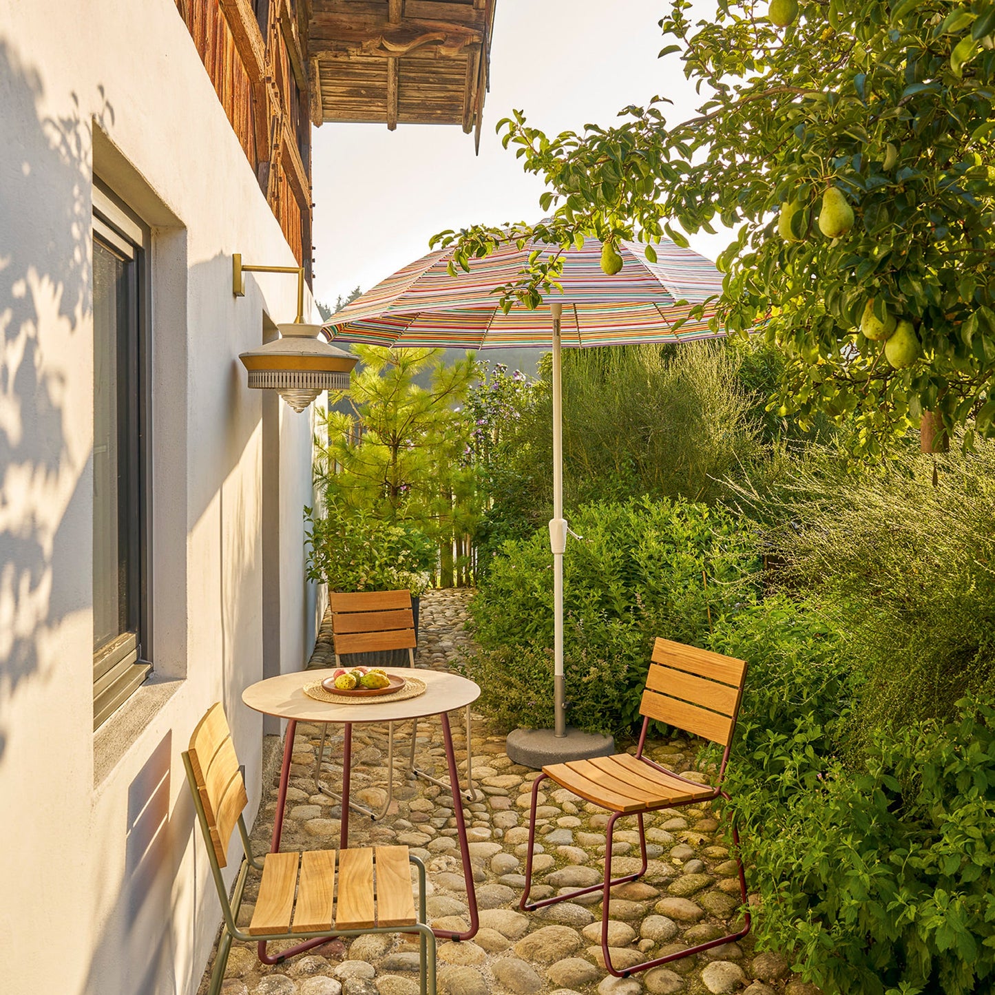 Beton-Bodenplatte eckig mit Pagodenschirm Multicolor und Balcony Stühlen im Innenhof