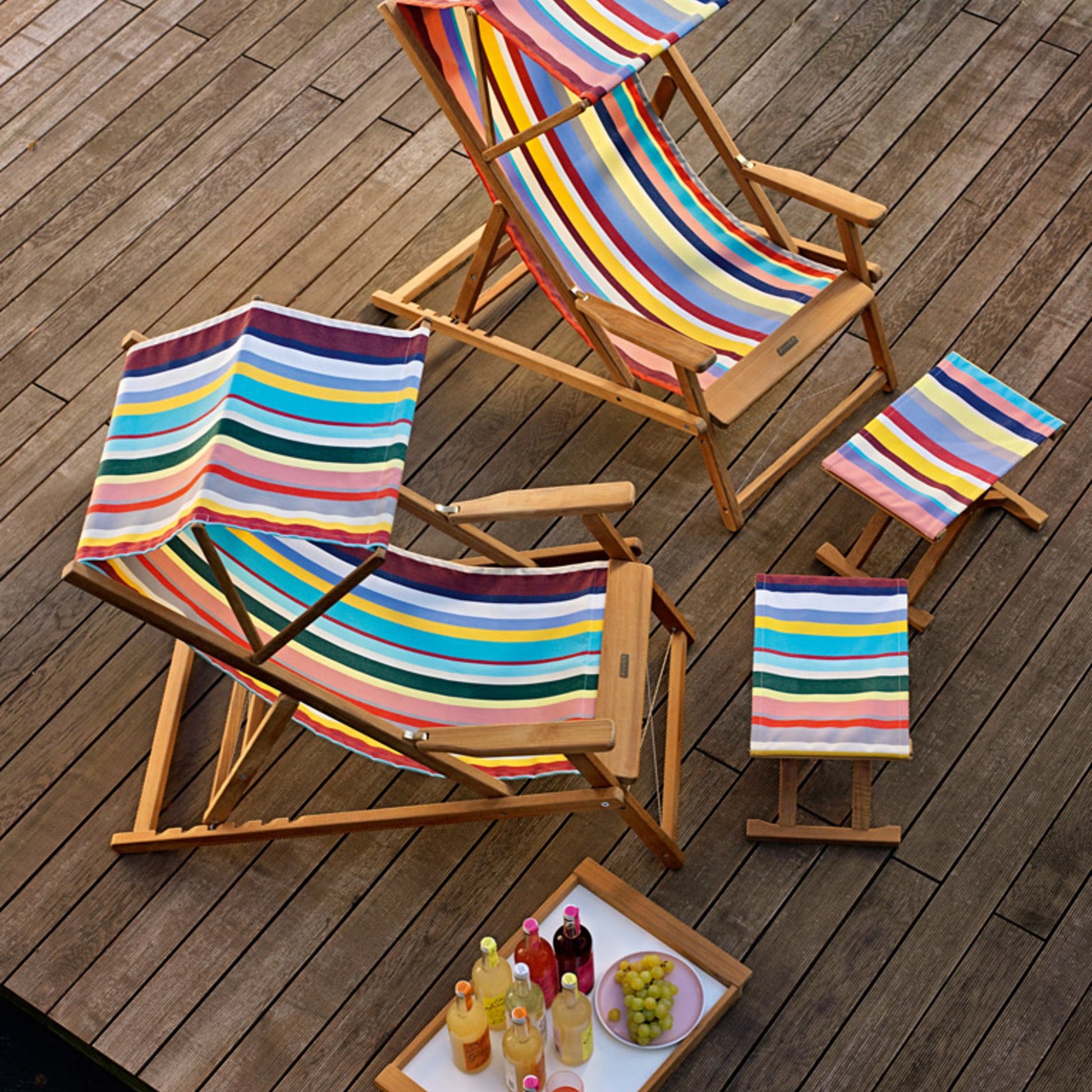 Weishäupl Cabin Hocker Multicolor am Deluxe Liegestuhl im Garten