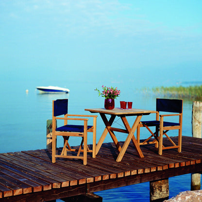 Weishäupl Cabin Sessel Marine am Teak-Tisch auf der Terrasse