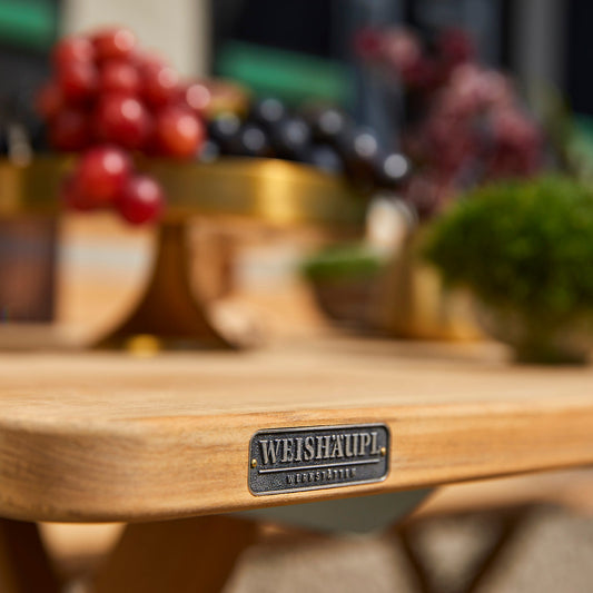Weishäupl Cross Tisch – Detail der Teak-Platte mit Edelstahlverspannung