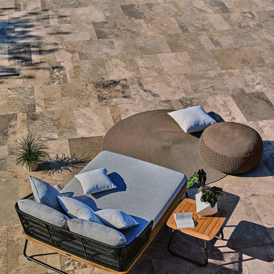 Weishäupl Outdoor-Teppich rund Taupe unter Daybed auf der Terrasse