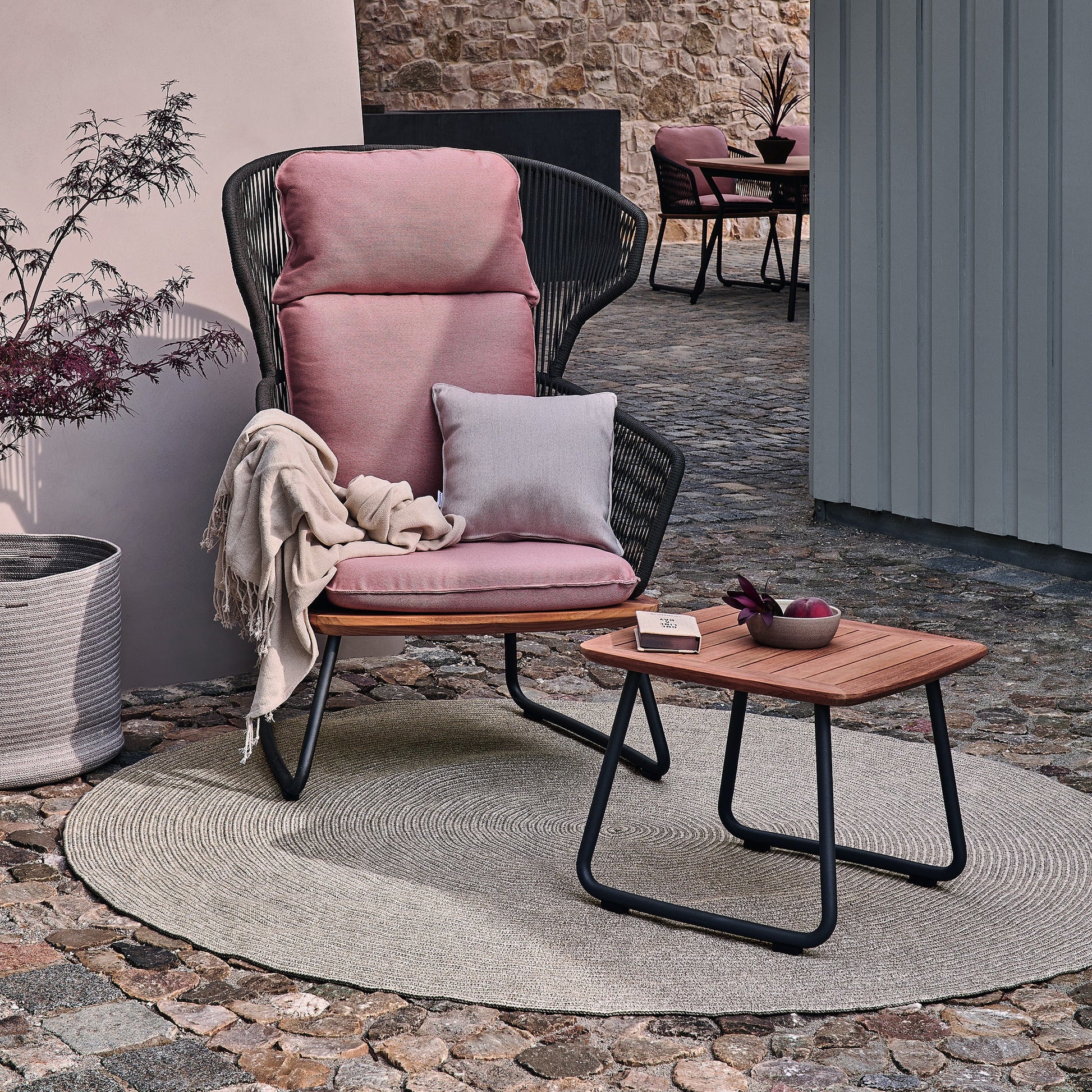 Weishäupl Outdoor-Teppich rund Sand mit Relax-Sessel auf der Terrasse