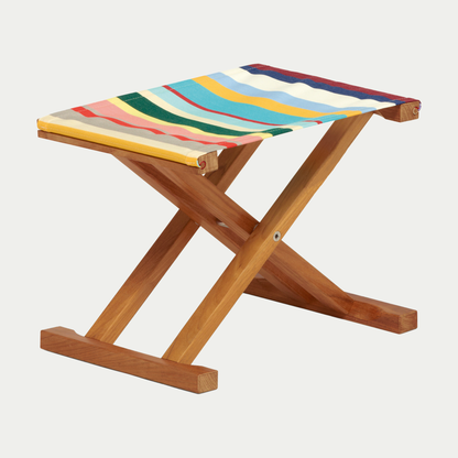 Weishäupl Cabin Hocker aus Teak mit Acryltuch – freigestellt