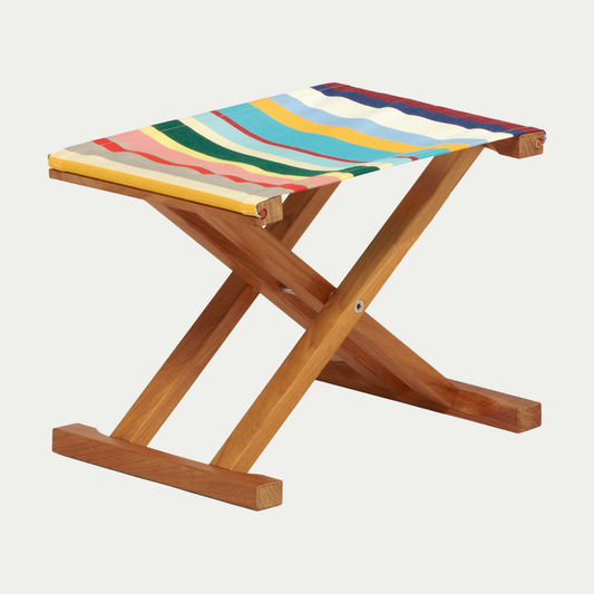 Weishäupl Cabin Hocker aus Teak mit Acryltuch – freigestellt