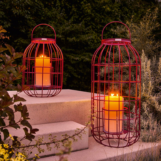 Weishäupl Laternen in Beere mit Kerzen in Abendstimmung im Garten
