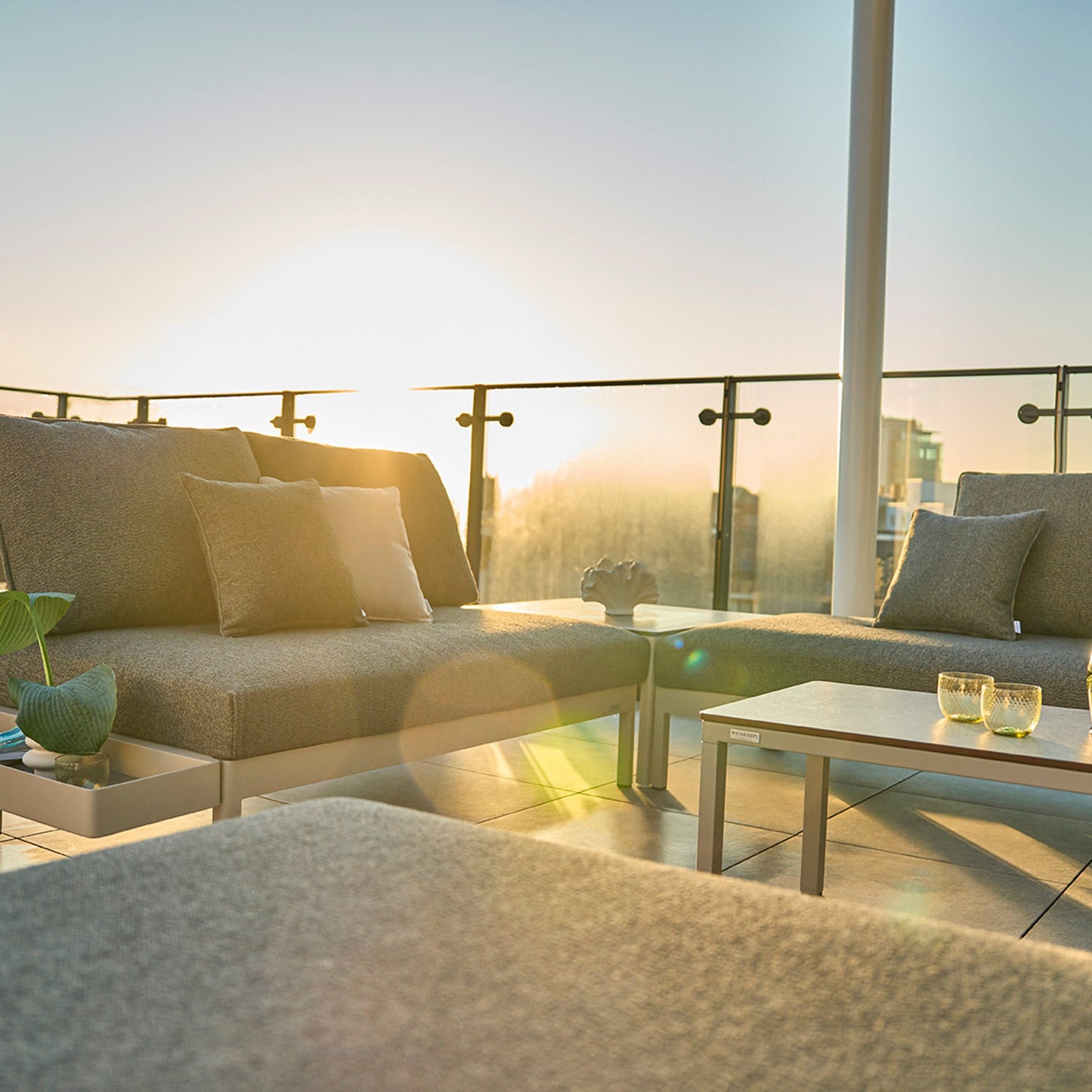 Weishäupl Minu Lounge mit Kissen und Beistelltisch
