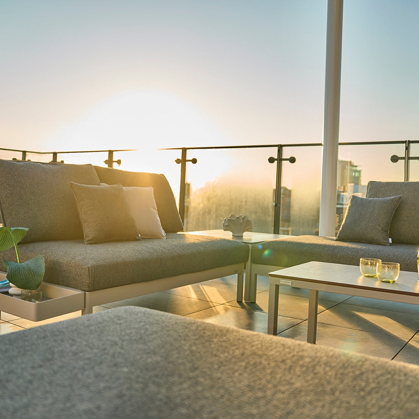 Weishäupl Minu Lounge mit Kissen und Beistelltisch