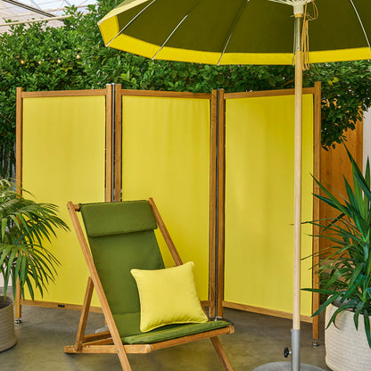 Weishäupl Cabin Liegestuhl Olive mit Pagodenschirm und Paravent auf der Terrasse
