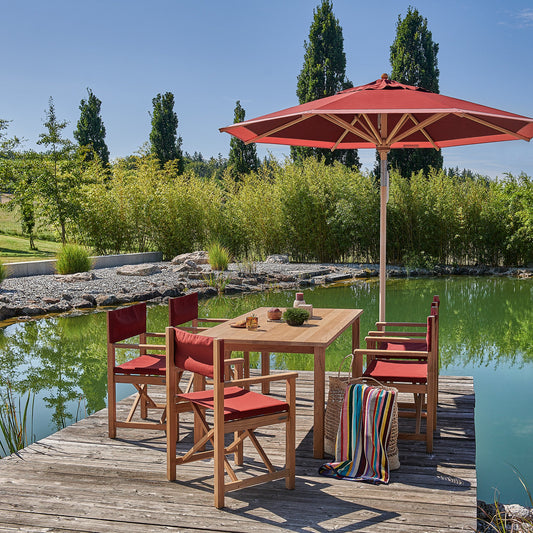 Weishäupl Cabin Tisch 140×90 mit Sesseln und Klassiker-Schirm im Garten