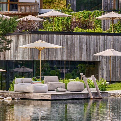 Weishäupl Maliha Lounge in Pebble und Cream am Pool-Haus