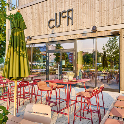 Weishäupl Vapio Barstühle Marone an Hochtischen vor Café
