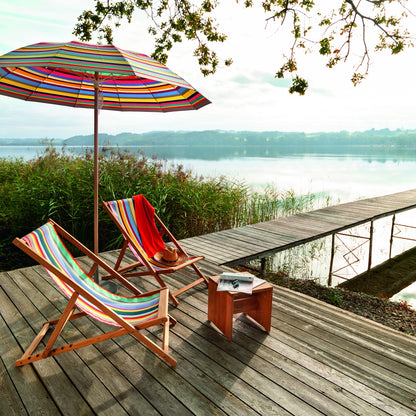 Zwei Weishäupl Cabin Liegestühle bunt am See mit Pagodenschirm