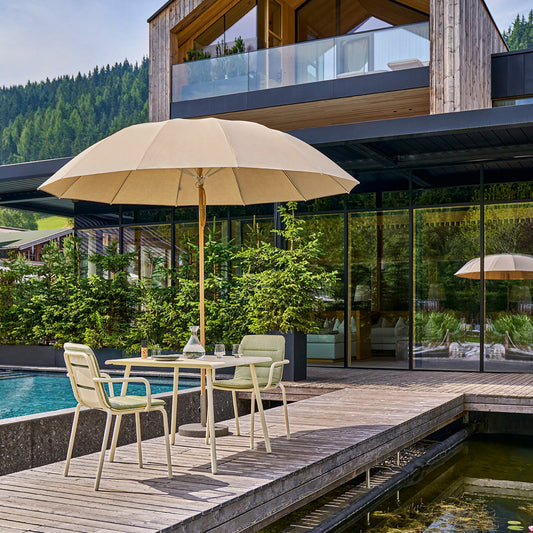 Weishäupl Vapio Stühle Creme mit Tisch am Pool unter Pagodenschirm