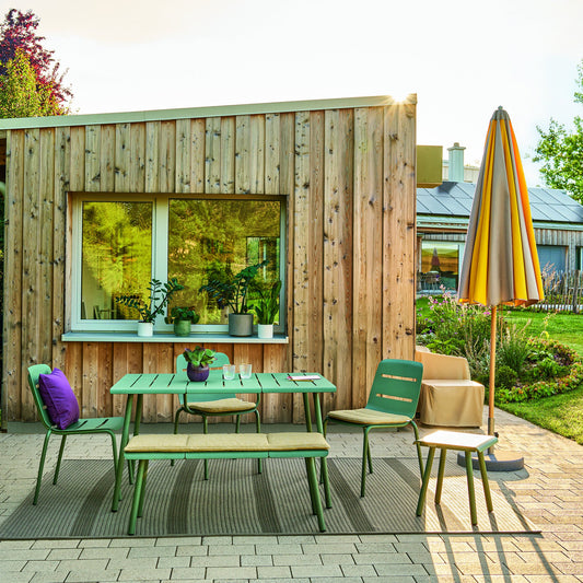 Weishäupl Vapio Sitzbank Salbei mit Tisch am Gartenhaus unter Pagodenschirm
