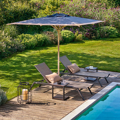 Weishäupl Minu Sonnenliegen am Pool mit Professional Schirm