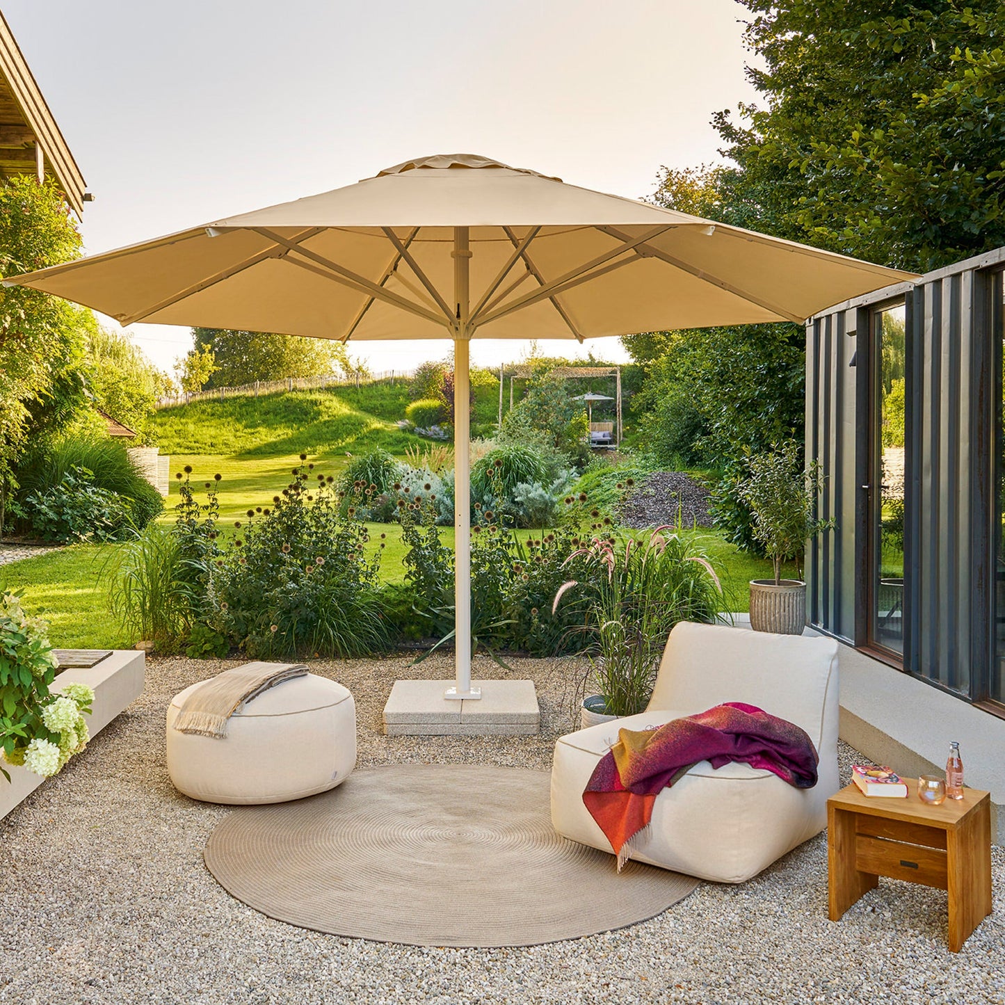 Weishäupl Maliha Lounge Sessel mit Decke und Hocker im Garten