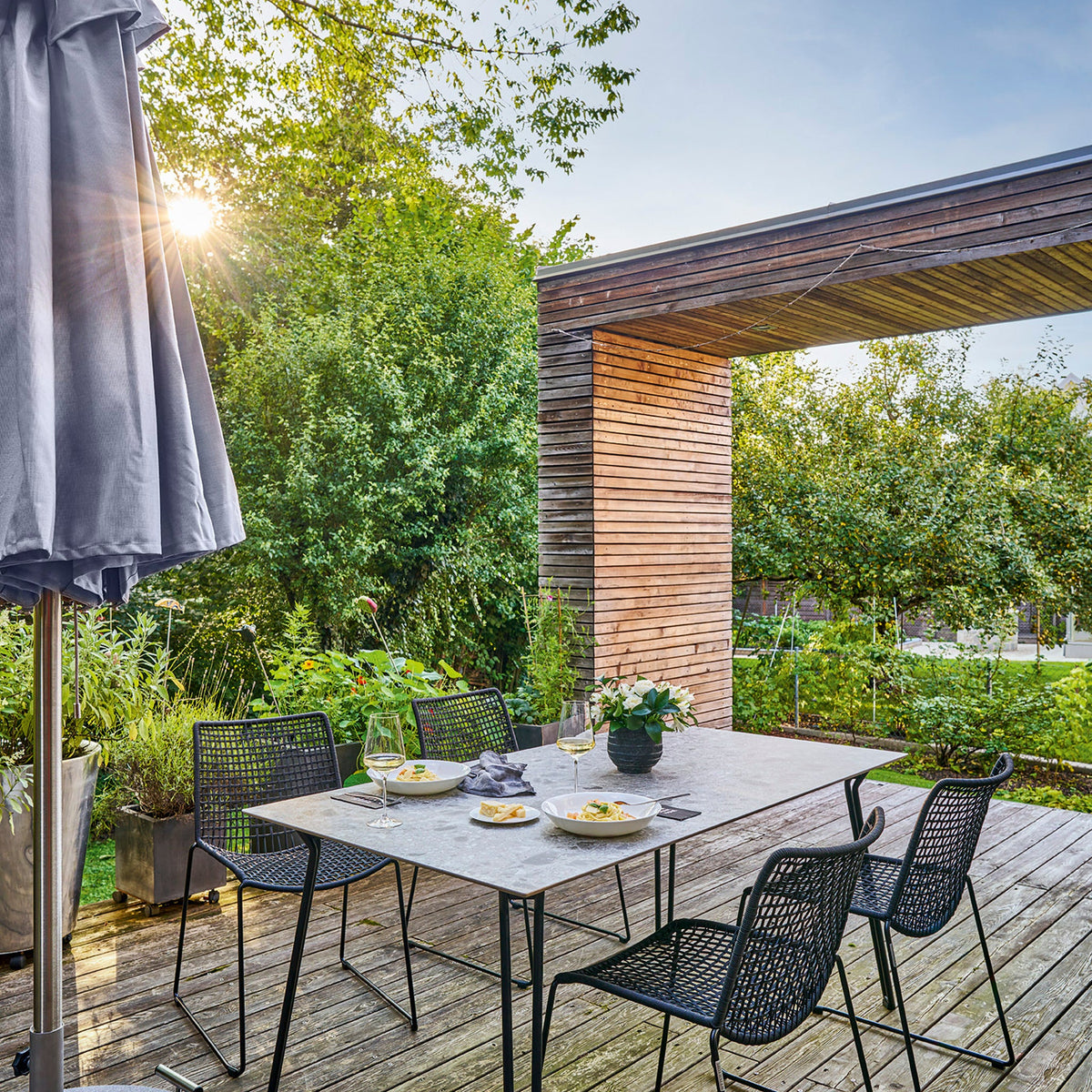 Slope Sitzgruppe mit Trendschirm im Garten – die Möbel zur Schutzhaube Slope