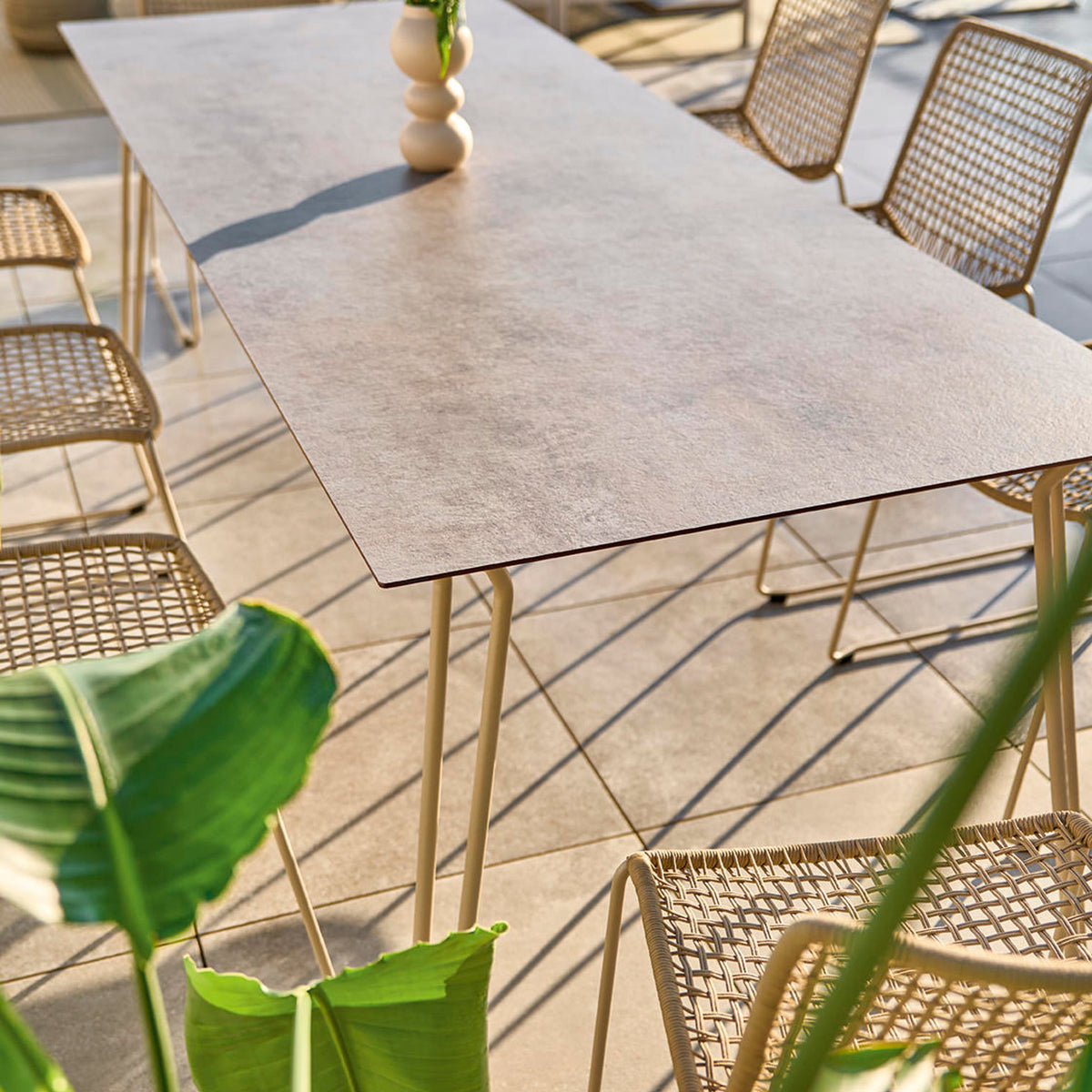 Slope Essgruppe in Perlbeige und Sand im Garten – die Serie zum Barhocker