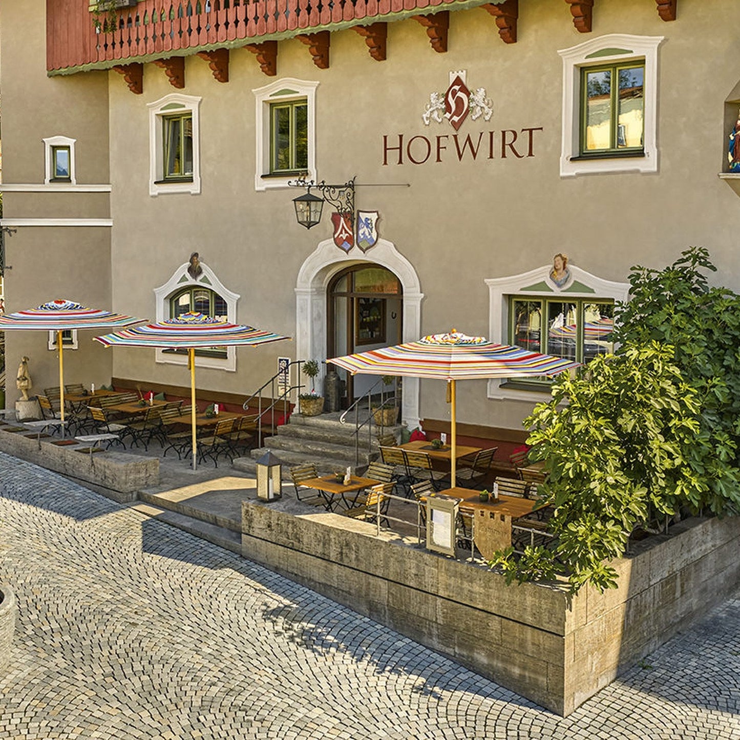 Edelstahl-Bodenhülse mit Sonnenschirmen im Gastro-Bereich