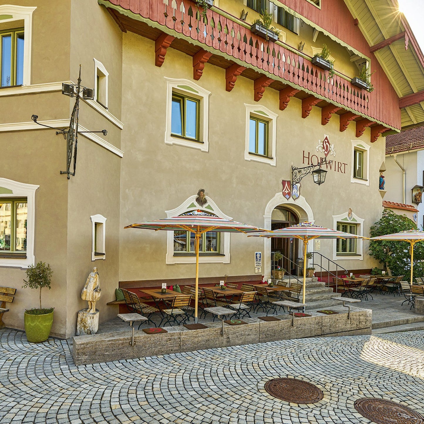 Edelstahl-Bodenhülse mit Multicolor-Schirmen auf der Gastro-Terrasse