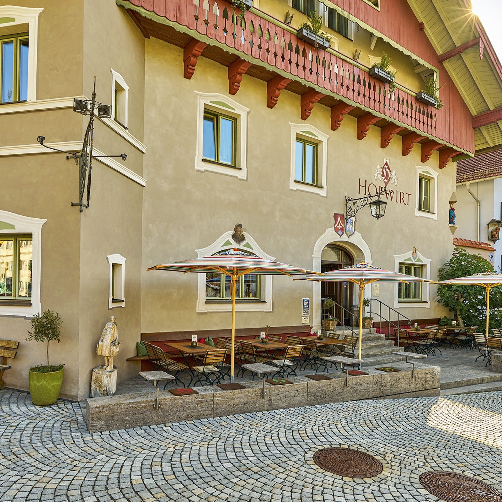 Edelstahl-Bodenhülse mit Multicolor-Schirmen auf der Gastro-Terrasse