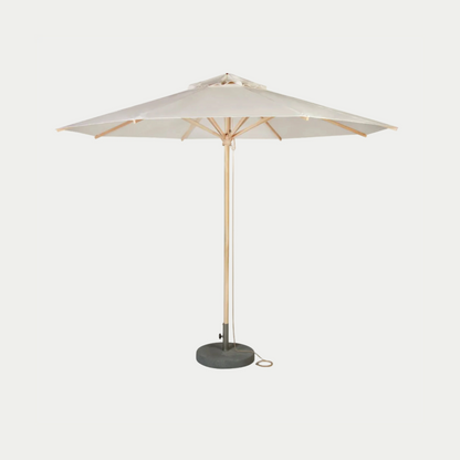 Weishäupl Basic Schirm Ø 335 cm Natur freigestellt mit Betonsockel